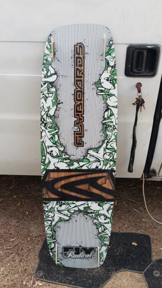 Tabla Kite Surf con straps twin tip 134×40