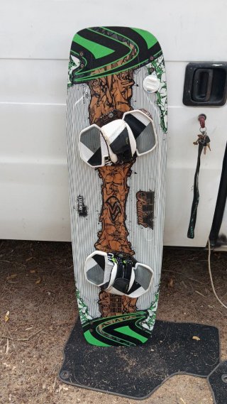 Tabla Kite Surf con straps twin tip 134×40