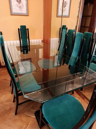 Mesa de salón cristal y sillas terciopelo