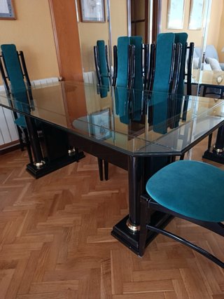 Mesa de salón cristal y sillas terciopelo