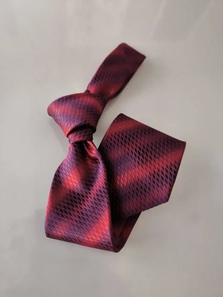Corbata morada y roja