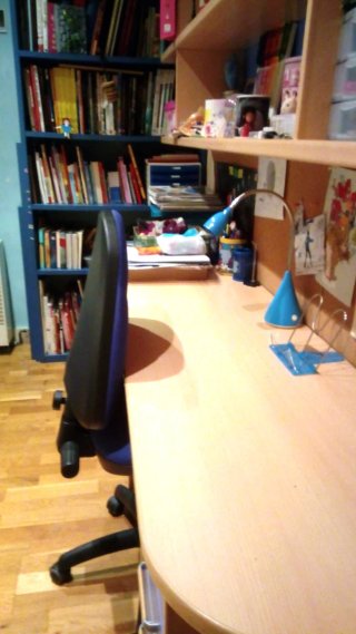 Cama juvenil con escritorio, madera clara y azul