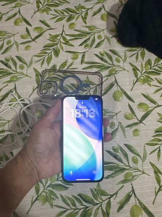 iPhone 13 Pro Max blu con batteria al 73%