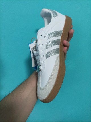 Adidas Blancas con Detalles Plateados