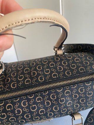 Bolso Guess Original Monogram Marrón y Beige