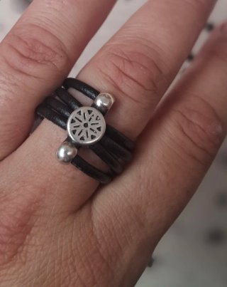 Anillo Artesanía Cuero y Zamak Plata