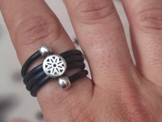 Anillo Artesanía Cuero y Zamak Plata