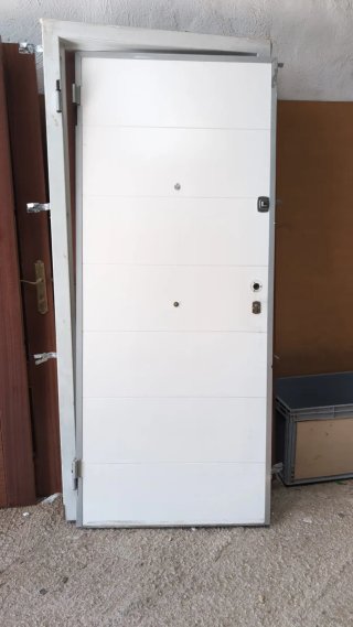 Puerta blanca chapa con cerradura