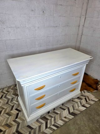 Cómoda blanca restaurada estilo Louis Philippe
