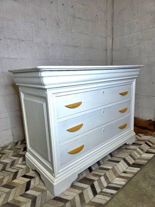 Cómoda blanca restaurada estilo Louis Philippe