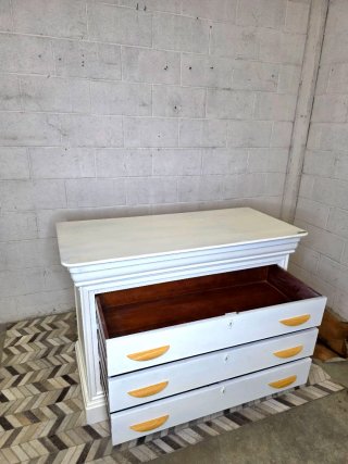 Cómoda blanca restaurada estilo Louis Philippe