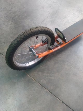 Patinete tipo scooter naranja