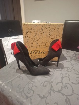 Zapatos de tacón negros con lazo rojo