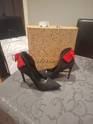 Zapatos de tacón negros con lazo rojo