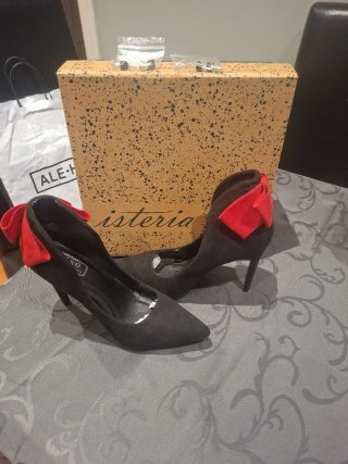 Zapatos de tacón negros con lazo rojo