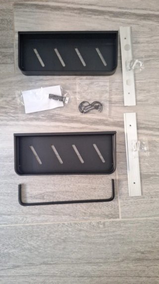 Estantería de baño negra con toallero