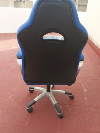 Silla de oficina ergonómica azul y negra
