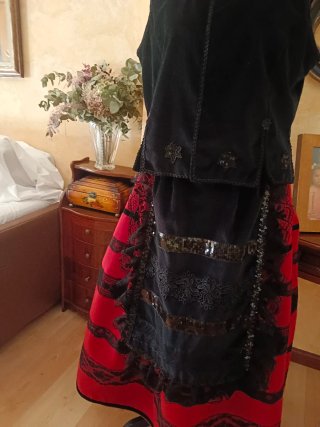 Traje Regional Negro y Rojo Segovia Burgos Soria