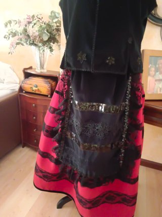 Traje Regional Negro y Rojo Segovia Burgos Soria