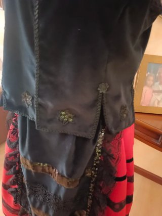Traje Regional Negro y Rojo Segovia Burgos Soria