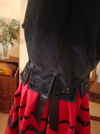Traje Regional Negro y Rojo Segovia Burgos Soria