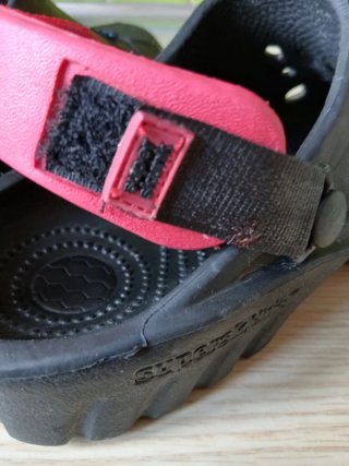 Sandalias estilo Crocs Negras con Adornos