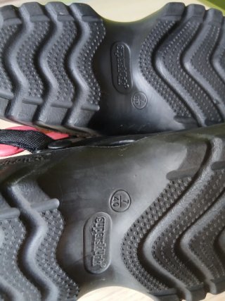 Sandalias estilo Crocs Negras con Adornos