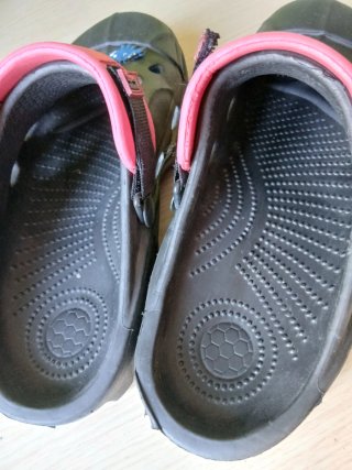 Sandalias estilo Crocs Negras con Adornos