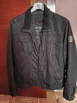 Chaqueta impermeable negra
