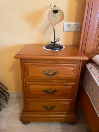 Cómoda de madera con espejos y cama y mesitas