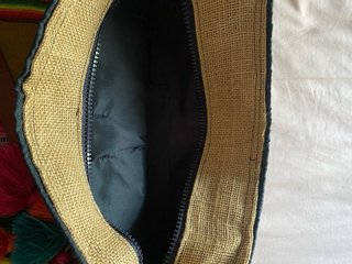 Bolso de hombro beige y multicolor
