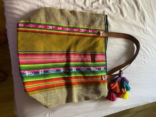 Bolso de hombro beige y multicolor