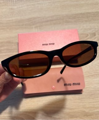 Gafas de sol Miu Miu negras y marrones