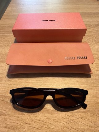 Gafas de sol Miu Miu negras y marrones