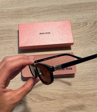 Gafas de sol Miu Miu negras y marrones