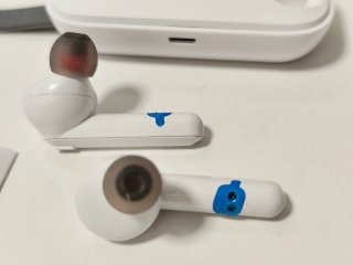 Auriculares TWS con base cargador inalámbrica