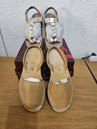 Sandalias Piel Beige. Y Cuero Regenerado