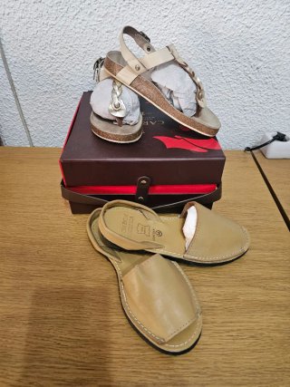 Sandalias Piel Beige. Y Cuero Regenerado