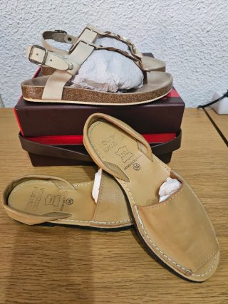 Sandalias Piel Beige. Y Cuero Regenerado
