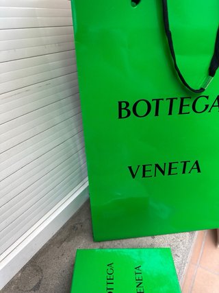 Bolsa y caja Bottega Veneta verde