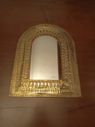 Espejo de pared dorado con marco ornamental