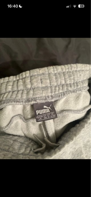 Pantalones de chándal grises con logo rosa