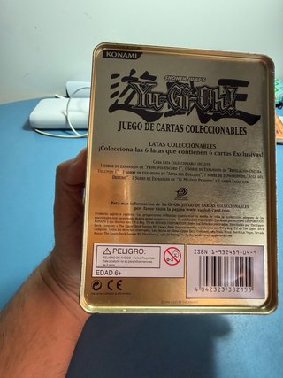 Caja metálica Yu-Gi-Oh! + Carta Guerrero Pantera