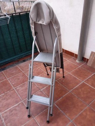 Mesa de planchar y escalera plegable