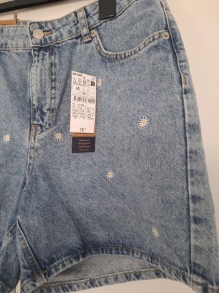 Pantalón corto vaquero con flores