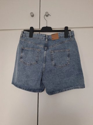 Pantalón corto vaquero con flores