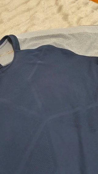 Camiseta deportiva Nike azul y gris