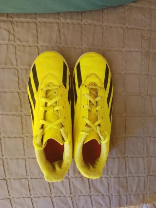 Botas de fútbol amarillas para niños