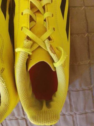 Botas de fútbol amarillas para niños