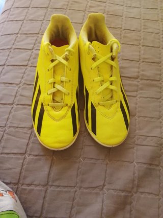 Botas de fútbol amarillas para niños